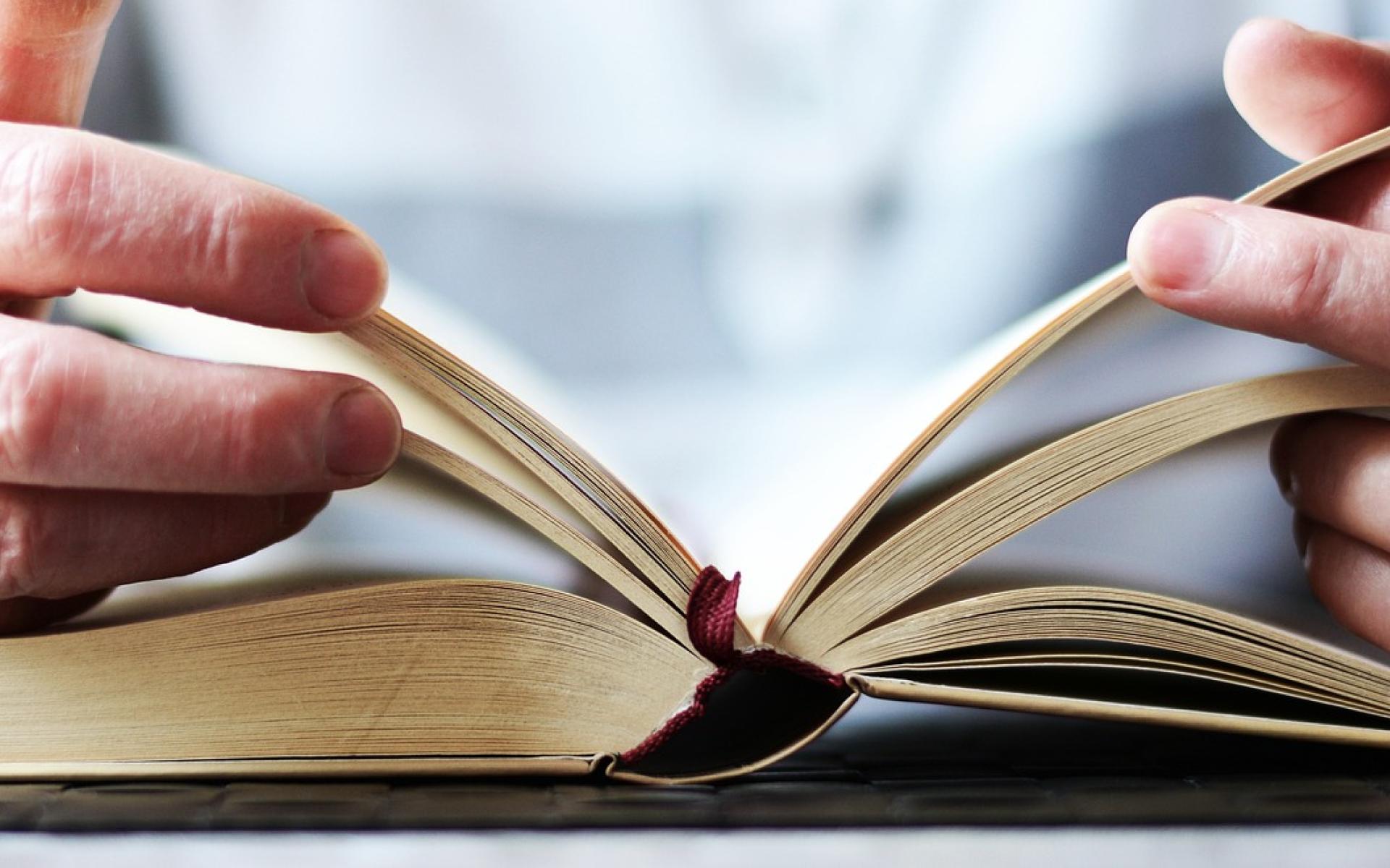 Hände Buch